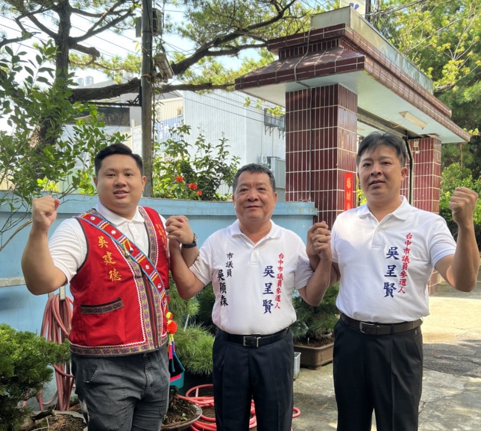 吳顯森（圖中）前年宣布世代交替，長子吳呈賢（圖右）及有阿美族血統的養子吳建德（圖左）倆同時參選，接棒父親為民服務衣缽。（圖／翻攝自吳顯森臉書）