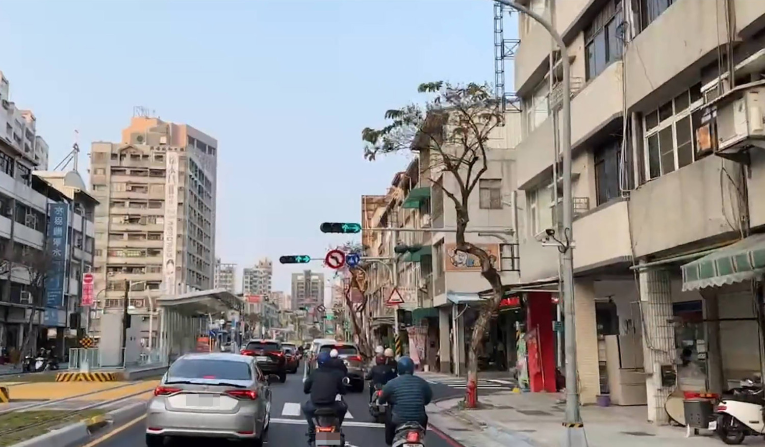 從大順路中正路至博愛路段近30個路口的路牌全部不見，引發了民眾的擔憂與不便。圖/翻攝於市議員張博洋臉書