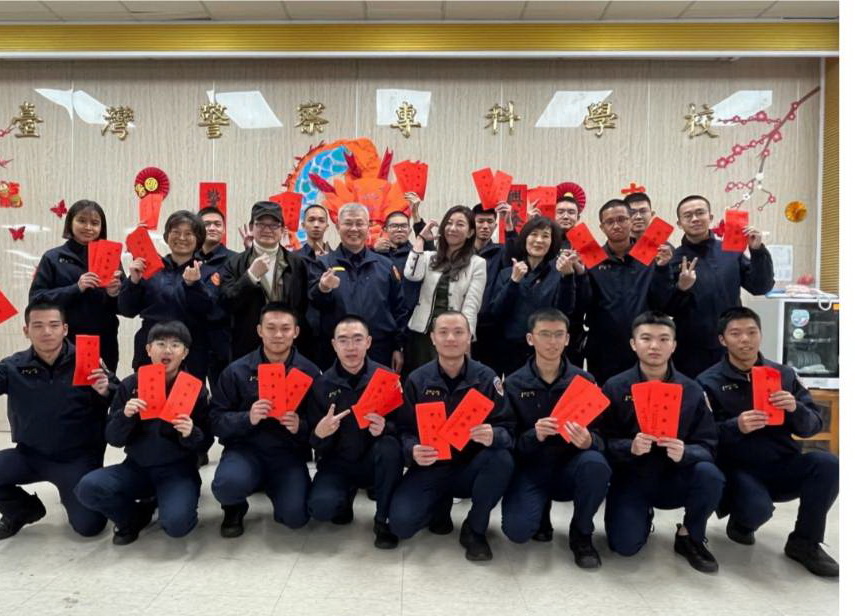 台灣警察專科學校另類大家庭團圓圍爐話家常，校長方仰寧由警友會主任委員鄭尹君及總幹事陳芊綾陪同到各崗哨致意並發放春節紅包。(圖／警專警友會提供)