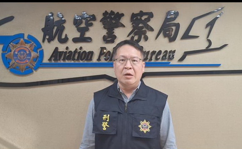 航空警察局刑事警察大隊偵二隊隊長陳博全說明成功阻止D姓女子疑遭詐騙欲隻身搭機前往泰國的相關過程。(記者戴昱弘 翻攝)