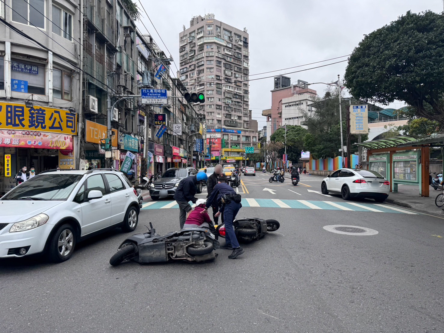 中和警奮勇穿越車陣抵事故現場｜民眾po文大讚火速移車恢復順暢