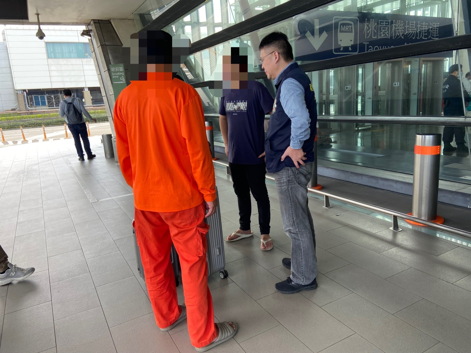 航空警察局刑事警察大隊員警和女子父親歷經近1小時合力勸說，女子才打消出國念頭。(記者戴昱弘 翻攝)