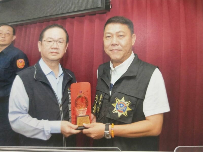 圖文：張員善行獲警察局好人好事楷模表揚。