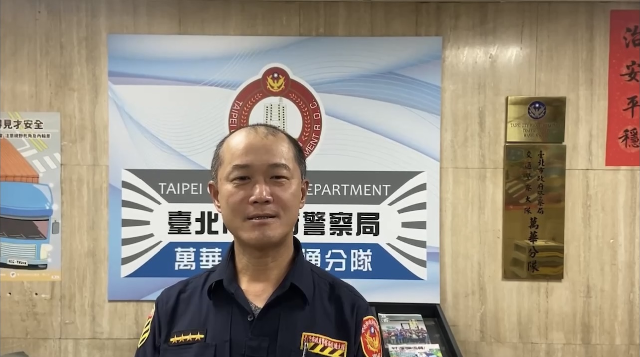 老婦昏倒路旁險遭小客車輾斃｜萬華警火速到場將傷者送醫急救