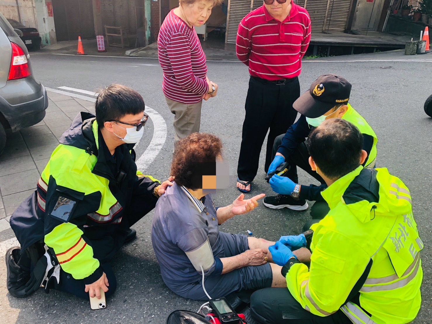 【有影】阿嬤患糖尿病突昏倒路旁｜瑞芳暖警神救援擋車急送醫