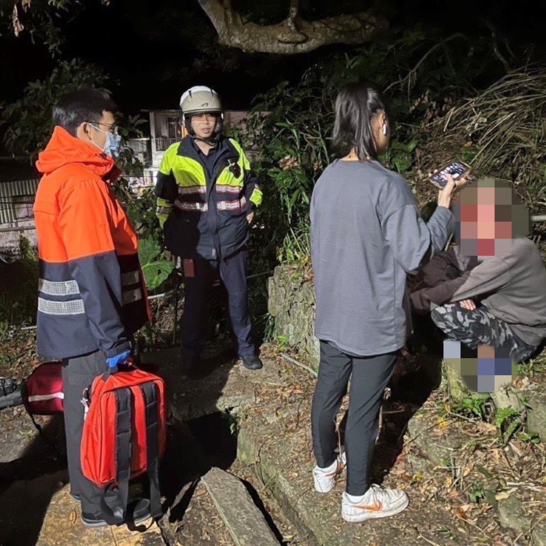 家庭壓力大男子酒後欲喝農藥輕生｜信義警及時攔截阻憾事