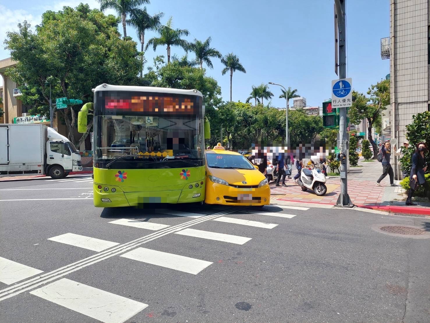 「好默契」兩車並排轉彎擦撞｜萬華警速到場協助幸無人受傷