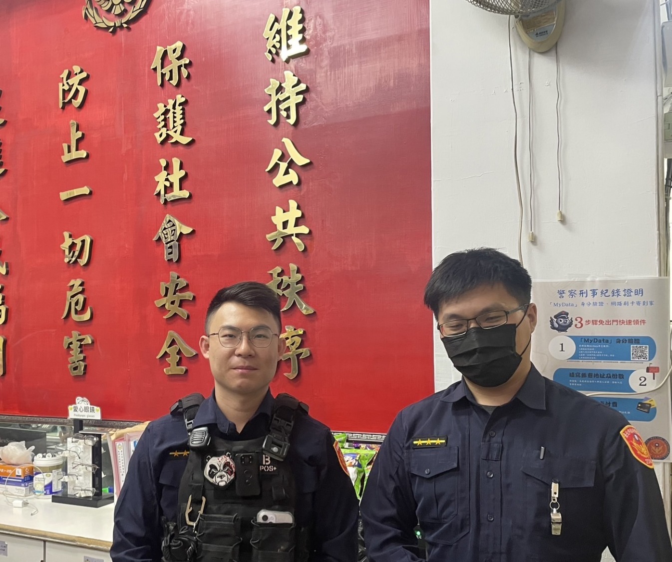 年邁老翁手腳無力臥倒路邊｜萬華警暖心救援助其平安返家
