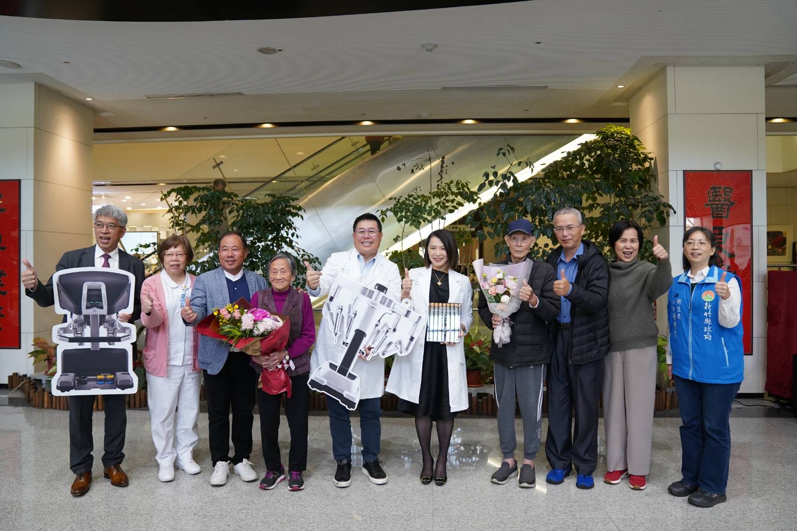中醫大沈名吟全台「達文西大腸直腸觀摩中心」 第四位醫師　病患感恩高齡阿嬤及阿公大腸直腸腫瘤微創術後含飴弄孫