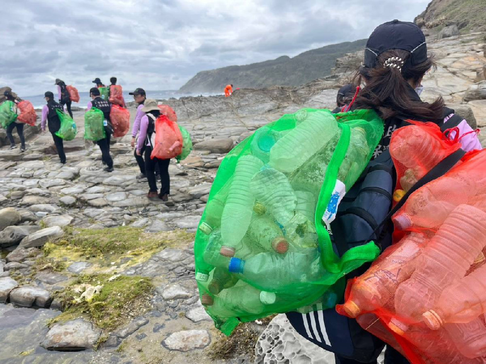 「守護大海﹒守護屏東」-環保局同仁犧牲假期深入無人之境淨灘淨海