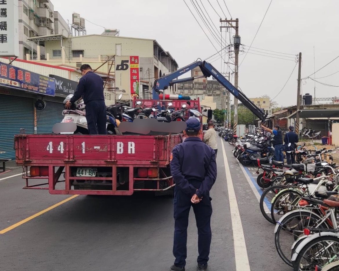 維護行人路權│湖內警於路竹火車站強力執行違規車輛拖吊