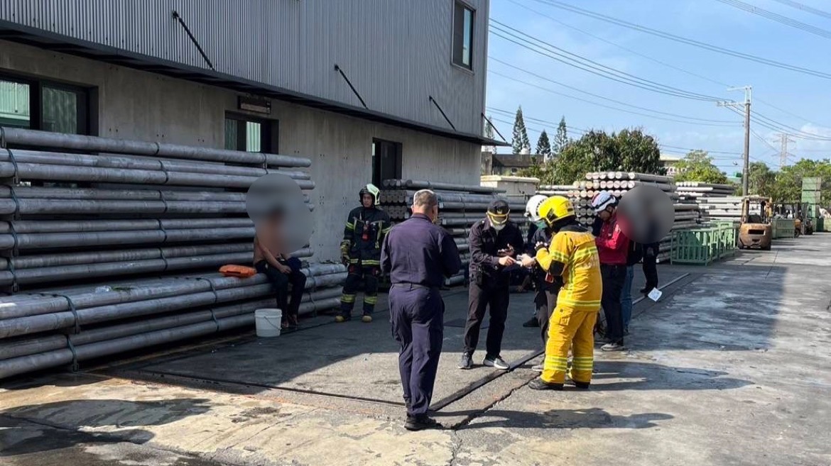 快訊！！高雄湖內工廠大火│泰籍工人命危，警、消現場急救緊急疏散