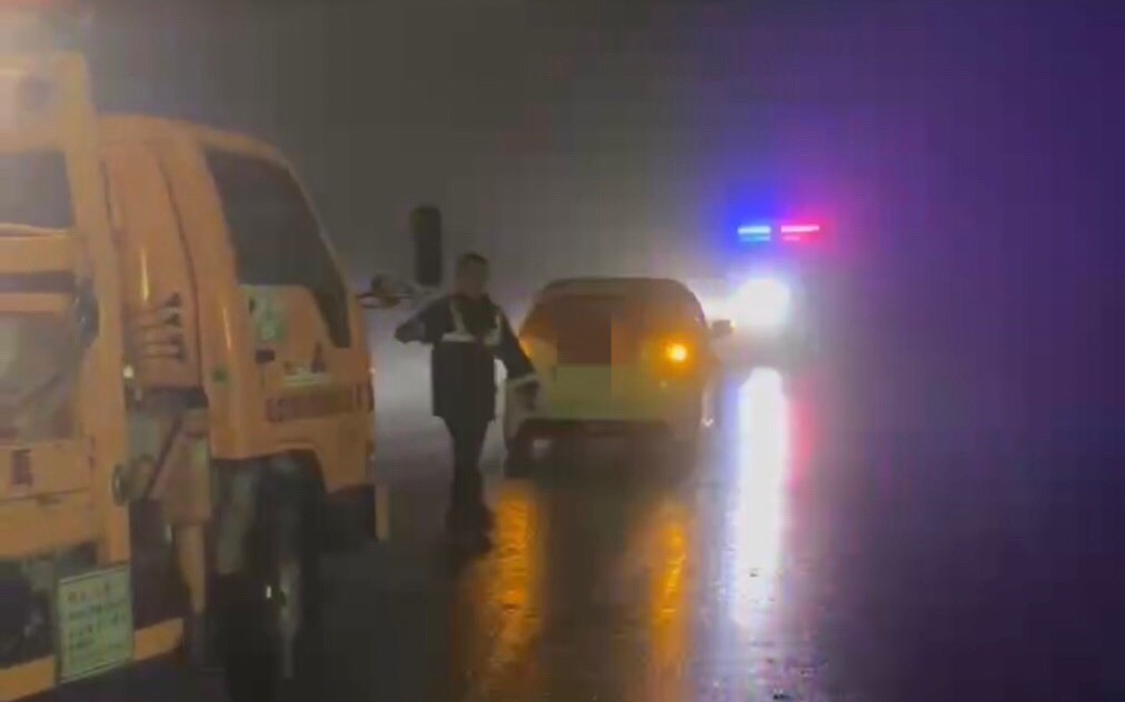 南橫落石卡車底盤 六龜警夜黑濃霧中救援