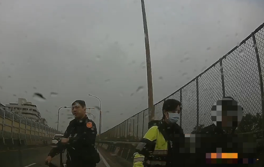 警惕路況！老翁誤闖快速道丨大同分局暖警危機救援