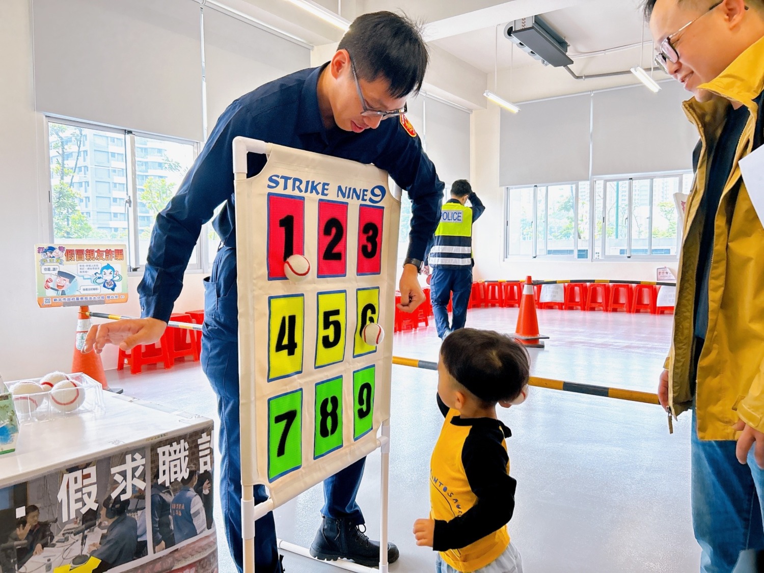 「兒童親子闖關」歡慶兒童節｜淡水警與童同樂婦幼宣導