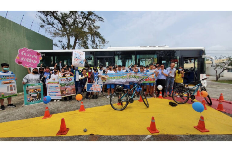 麻豆監理站深入校園辦理大客車視野死角與乗車安全體驗，呼籲學子交通安全從自身保護做起