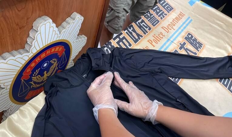 夏日穿發熱外套有詭?高市刑大發現車手外套內有…..