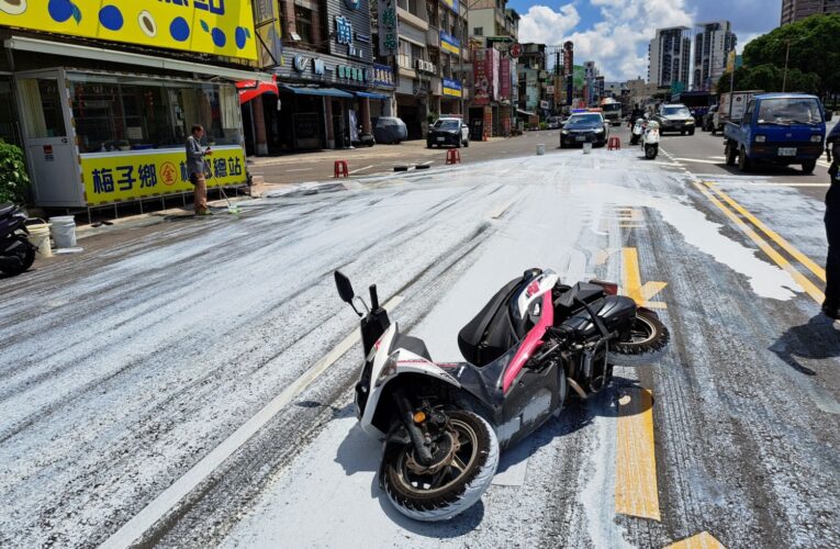 貨車轉彎油漆桶掉落釀禍 4機車騎士打滑摔傷