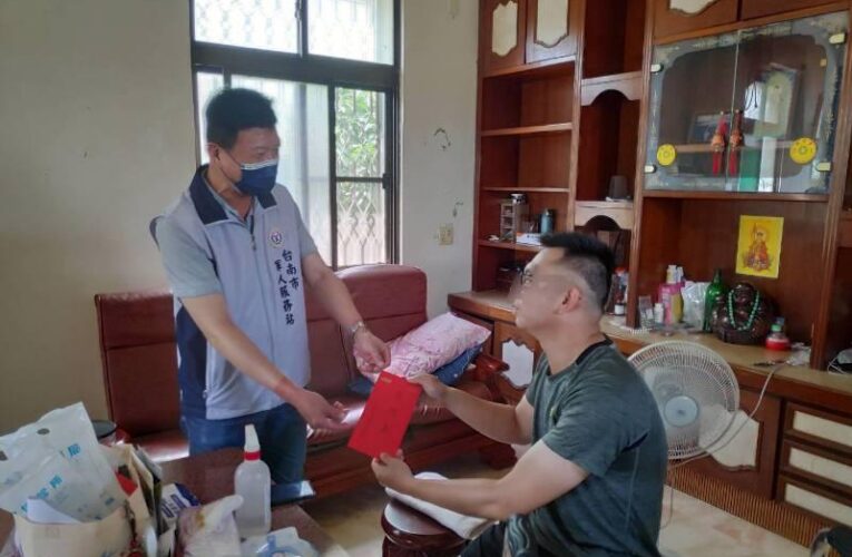 台南軍人服務站慰問車禍受傷士官