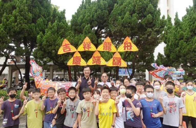 竹監大門好風光彩繪龍舟慶端陽　贈香包祝福學童平安長大