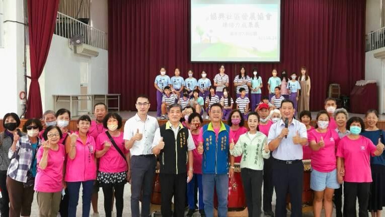 新化協興社區綠培力發表 朱槿花浮雕彩繪營造共融休閒空間