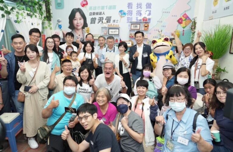 柯文哲與小草相約巴士共遊 深入社區與老中青貼身互動