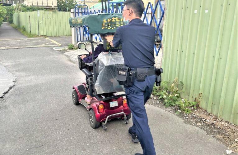 老婦電動車沒電　北興警協助手推返家