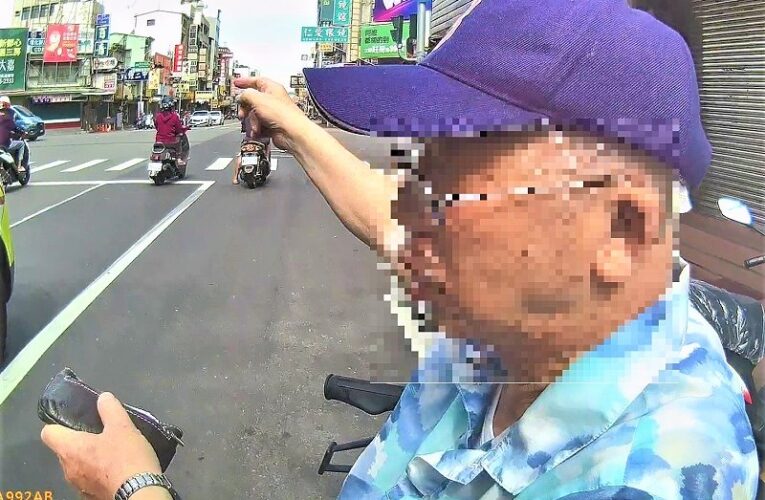 老翁跌倒受傷　長榮警協助至診所就醫