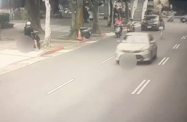 熱褲長腿正妹不畏車流撿手機｜中正二警開罰擅自穿越車道女子