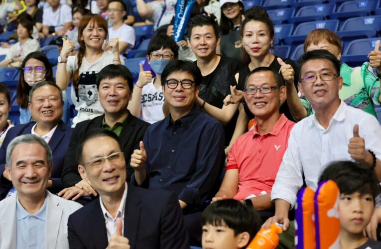 「VICTOR 2024 高雄羽球大師賽 」陳其邁偕戴爸出席觀賽頒獎