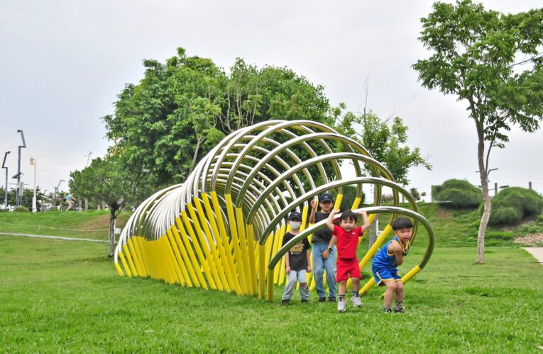 夜探台中水湳中央公園　10米巨型毛毛蟲閃亮現蹤！