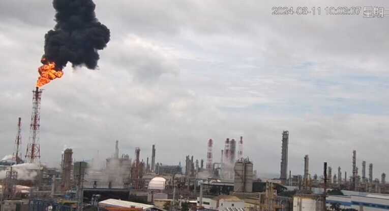 中油林園廠壓縮機跳車　燃燒塔排放黑煙　環保局裁罰10萬~500萬元罰鍰