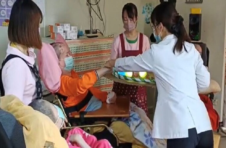 急需「輪椅座墊」、「移位滑板」 助植物人輕鬆移位