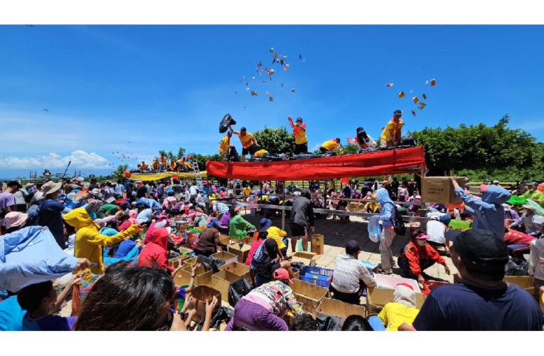 琉球迎王平安祭典王船進水典禮 天降平安糖祈福