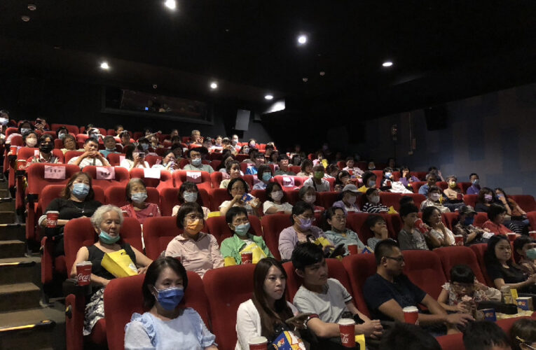 周春米縣長陪「阿姨，上學囉！」 揪鄉親看電影認識失智