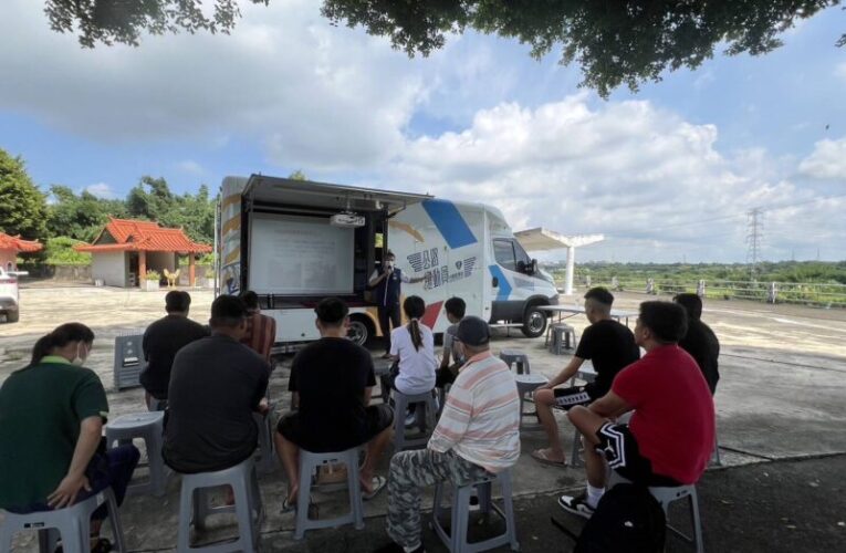 高雄區監理所數位行動監理車  為阿蓮區鄉親提供服務