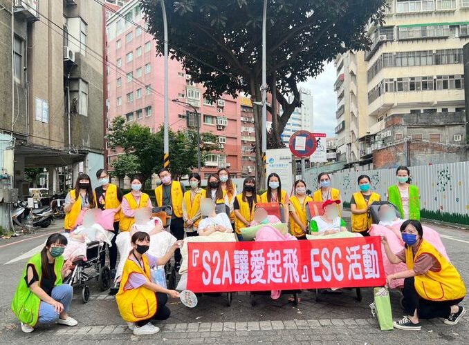 欣興電子強化社會責任　企業義工陪伴創世植物人散步讀報