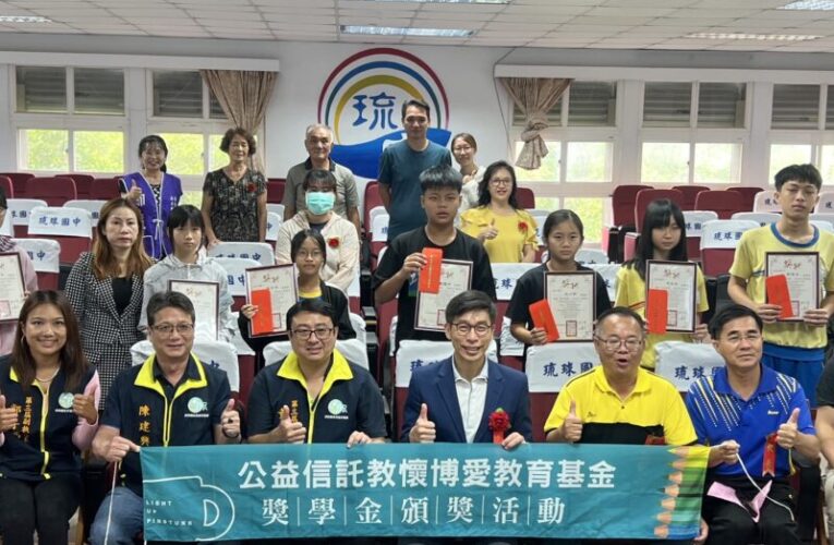 鍾佳濱跨海赴小琉球隆重頒獎，七位受獎人倍感鼓勵