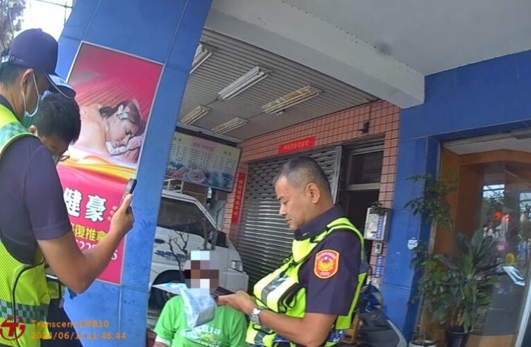 老翁就醫竟跌坐路旁 沒忘記「這件事」引老伴掩嘴笑