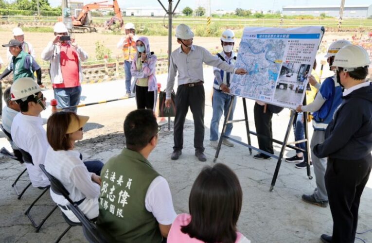 陳其邁視察湖內排水工程聽取簡報並實地勘察進度