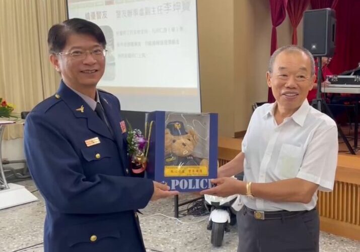 白河警友李坤寶善舉 分局長顏榮泰頒贈警察熊讚