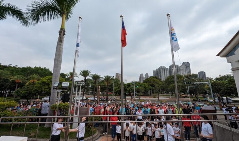 高市客委會率近500鄉親民眾升旗　展現「六堆旗(齊)心、再傳300」昂首邁前的精神