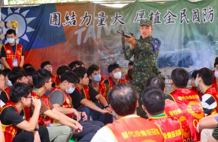 南市軍人服務站陪同市府致贈首梯替代役備役男射擊 慰勞金