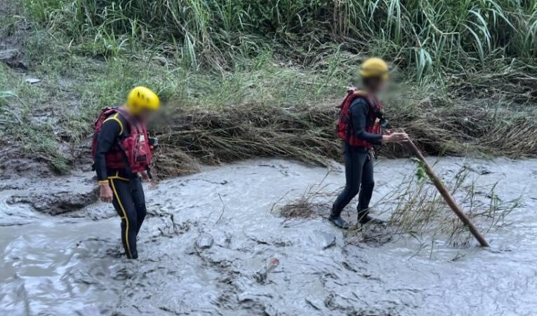 婦人農地巡查時疑遭溪水沖走  湖內警消立即展開搜救