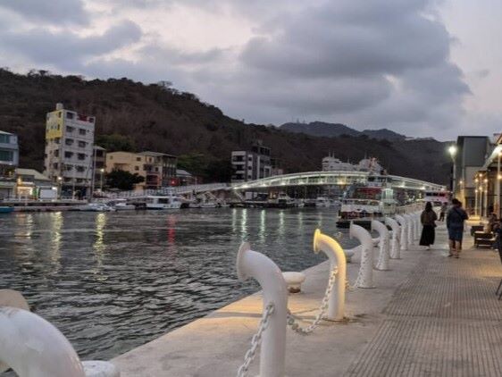 哈瑪星人行道遭釣魚客佔用  海洋局:設公告並巡查取締
