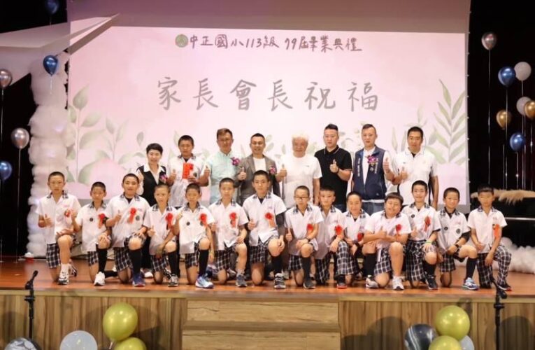 金門棒協許燕輝代表贈中正少棒隊赴北京參賽程儀 加油打氣