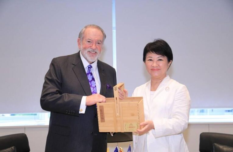 美國阿肯色州前州長拜會中市府 盧秀燕力邀該州代表企業「沃爾瑪」投資台中