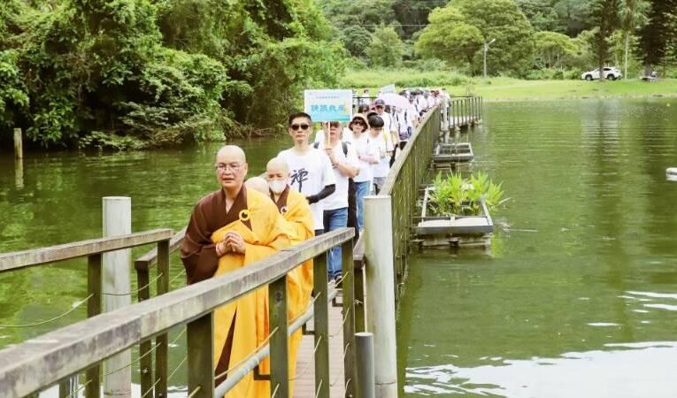 大悲觀音祈福健行　300人持咒繞行龍潭湖放流魚苗護生態