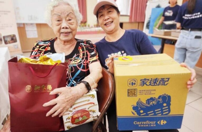 端節關懷獨居長輩　竹市府攜手靈鷲山慈善基金會及團隊致贈粽子及禮品