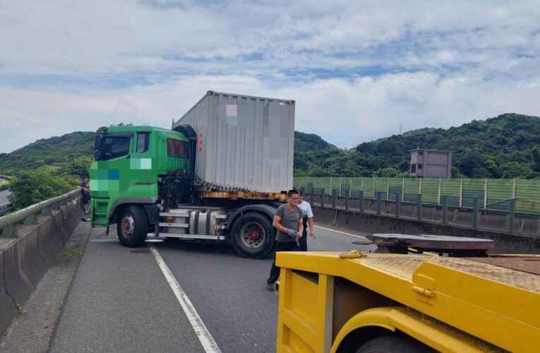 曳引車失控自撞，基三警加強疏導保交安